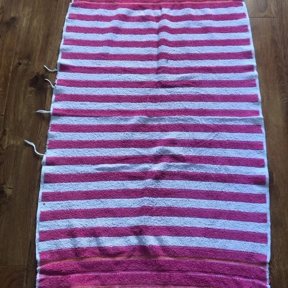 Pink & White striped beach towel (Tiny Flaw)